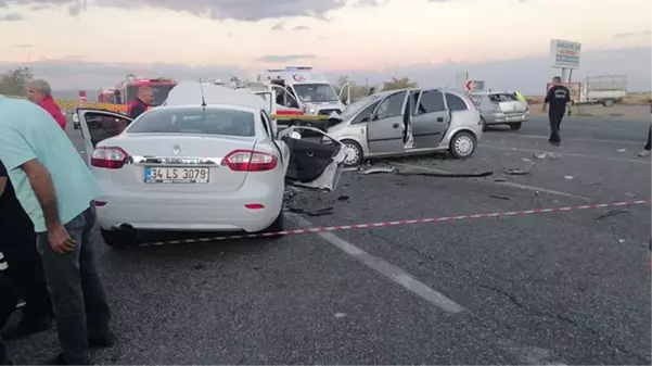 3 otomobilin birbirine girdiği feci kazada can pazarı! Polis memurunun eşi hayatını kaybetti