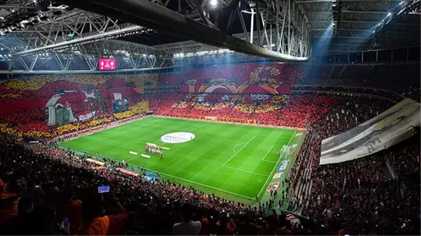 Galatasaray tribünlerinden Cumhuriyetimizin 100. yılı için tüyleri diken diken eden koreografi