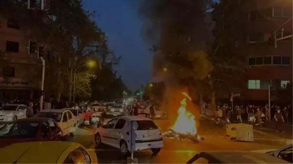 Tahran'da protestolar şiddetini artırıyor! Ülke yangın yerine döndü