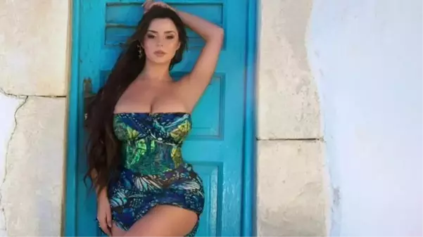 İngiliz televizyon yıldızı Demi Rose, bornozla oturduğu kahvaltı masasında poz verdi