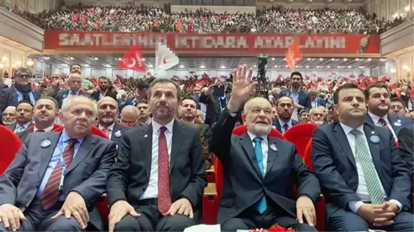 Saadet Partisi'nde büyük kongre heyecanı! Karamollaoğlu mesajını salonun ortasına asılan pankartla verdi