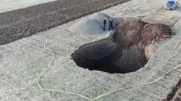 Sivas'ta obruk paniği yol açtı! İlçe sakini 15 metre ile obruğun içerisine düşmekten kurtuldu