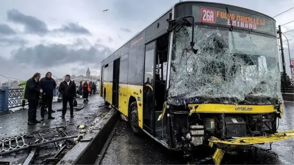 İETT otobüsü Galata Köprüsü'nde balık tutanların üzerine uçtu: 3 yaralı