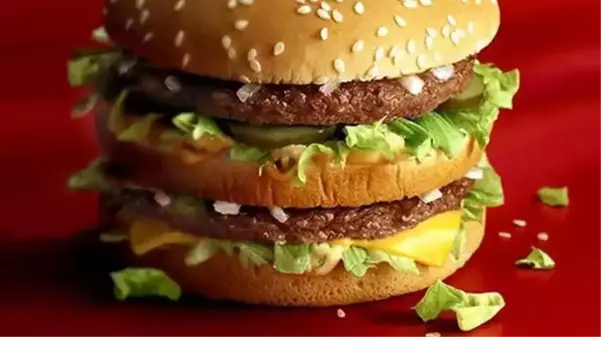 Ünlü fast food zincirindeki hamburger menüsünün fiyat değişimi gündem oldu! 4 yıl önceyle şimdi arasında dağlar kadar fark var