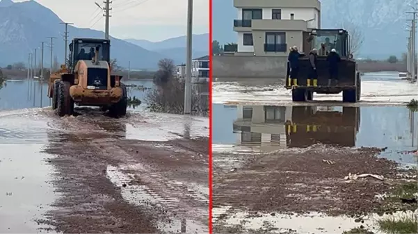 Antalya'da yağmur suları nedeniyle evlerinden çıkamayanlar iş makinasıyla taşınıyor