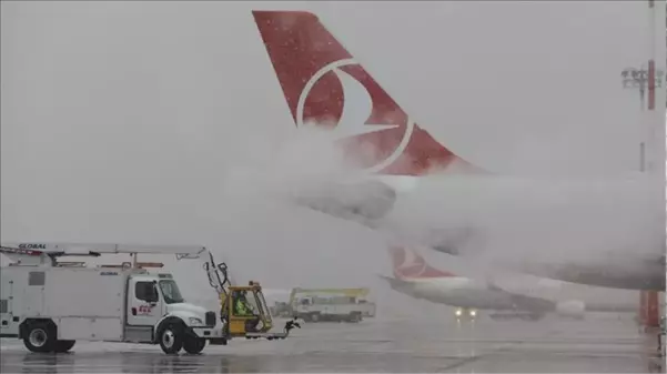 Fırtına ve kar yağışı hava trafiğini de vurdu! THY ve Pegasus, İstanbul'da çok sayıda uçuşunu iptal etti