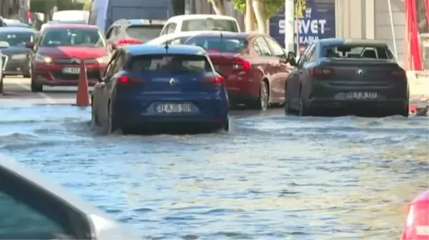 Deprem sonrası deniz seviyesinin yükseldiği İskenderun'da caddelerde su birikintileri oluştu