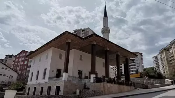 İmamın yokluğunda görevlendirilen kişinin dikkatsizliği ilçe halkına, oruçlarını 5 dakika erken açtırdı