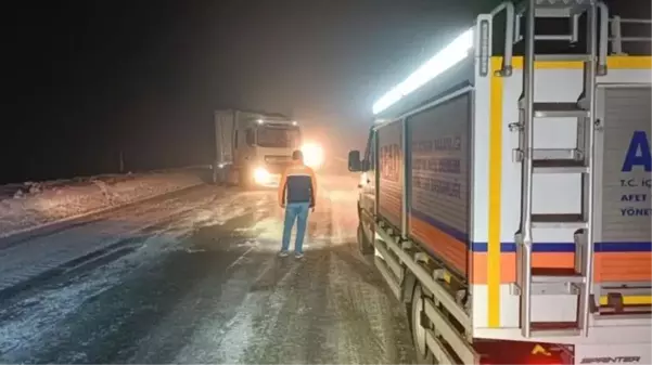 Ardahan'da kar ve tipiye teslim! Yollar kapandı, koca koca tırlar mahsur kaldı