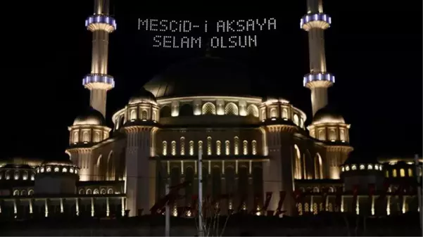 Taksim Camii'ne ''Mescid-i Aksa'ya selam olsun'' mahyası asıldı