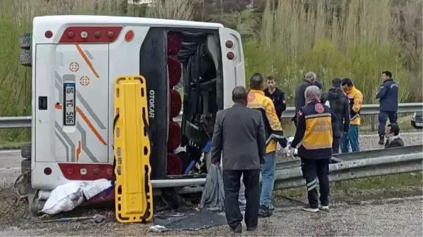 Cenazeye giden aileyi taşıyan otobüs kaygan yolda devrildi: Biri ağır, 10 yaralı