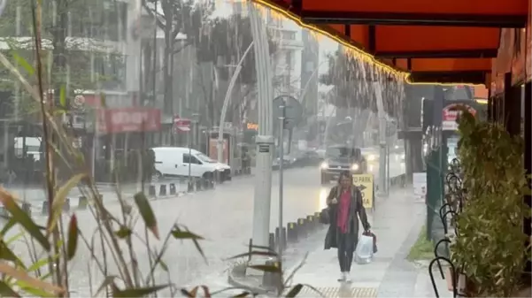 İstanbul'da gök gürültülü sağanak etkili oldu! Cadde ve sokaklarda su birikintisi oluştu