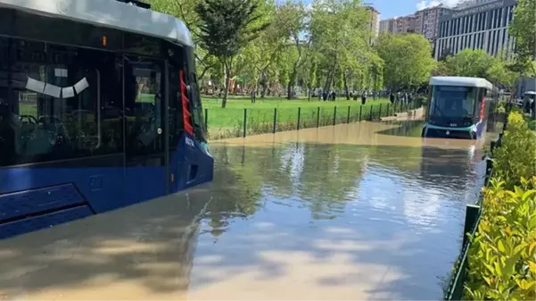 Eyüpsultan'da su borusu patladı, tramvaylar mahsur kaldı