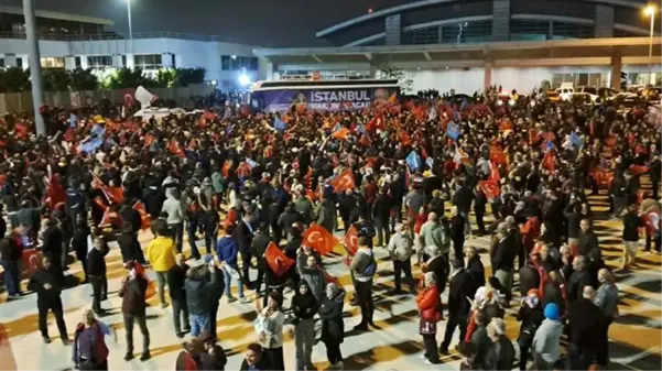 Kaftancıoğlu'nun çağrısının ardından Sabiha Gökçen Havalimanı miting alanına döndü! Kalabalık hep bir ağızdan aynı sloganı attı