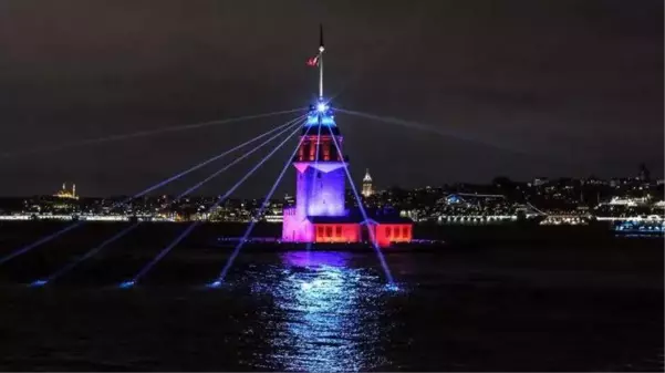 Restorasyonu tamamlanan Kız Kulesi ışık ve lazer gösterisiyle ziyarete açıldı