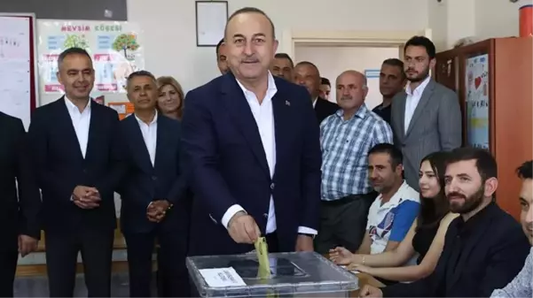 Oy kullanan Çavuşoğlu, pusuladan dert yandı: Katla katla bitmedi