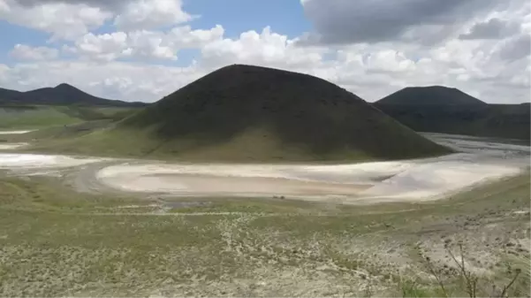 Ortasında 50 metrelik volkan konisi var! Jeolojik miras niteliğindeki Meke Gölü tamamen kurudu