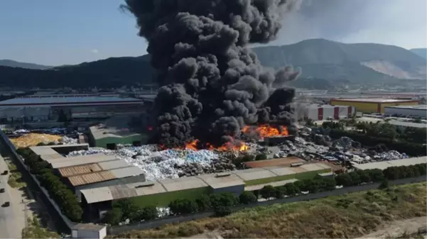 Manisa'da geri dönüşüm tesisinde yangın! Dumanlar gökyüzünü kapladı, çevre illerde ekipler de bölgede