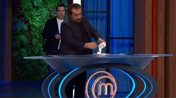 MasterChef'te gergin anlar! Mehmet Yalçınkaya, lekeli bardakta tatlı sunan Azize'ye ateş püskürdü