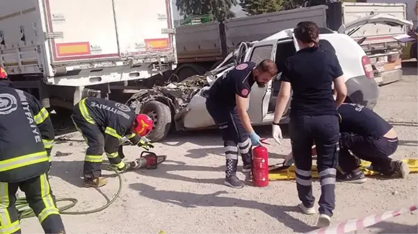 Tıra saplanan aracın sürücüsü feci şekilde can verdi