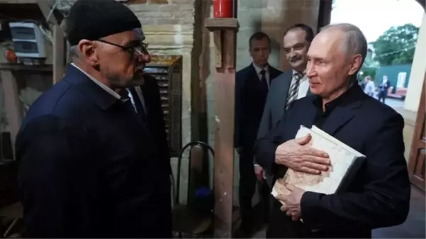 Putin'den cami ziyareti! Hediye edilen Kur'an-ı Kerim'i alıp İsveç'teki skandala gönderme yaptı