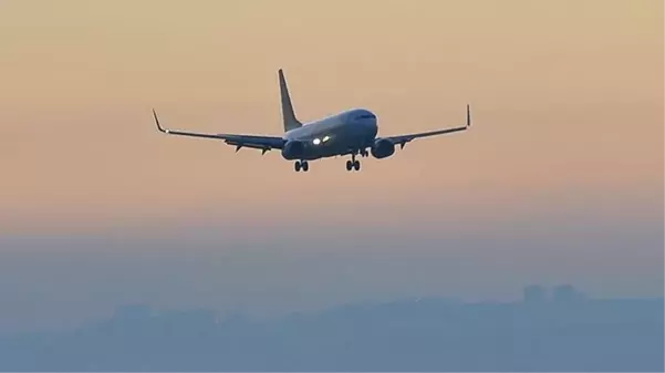 Havada panik anları! İstanbul'dan havalanan yolcu uçağı kuş sürüsüne çarptı