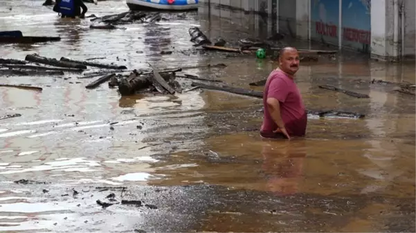 Karadeniz'de sel mücadelesi! Ev ve iş yerleri çamurla kaplandı, kayıp 1 kişi aranıyor