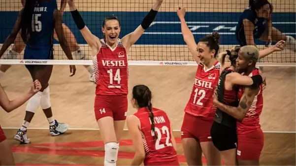 A Milli Kadın Voleybol Takımı İtalya'yı 3-0 yenerek yarı finalist oldu