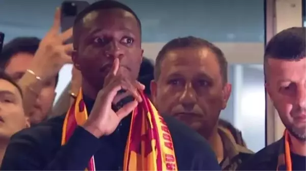 50 yıllık Galatasaraylı gibi! Taraftarla ilk kez buluşan Zaha bakın ne yaptı