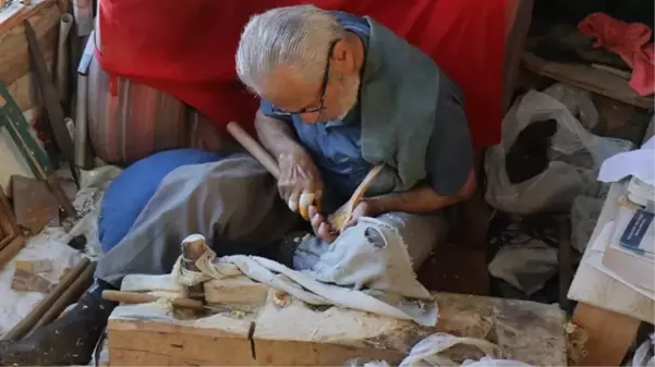 Bakteri üretmeyen ve besin değerini koruyan el emeği şimşir kaşık üretimi, teknolojiye yenik düştü