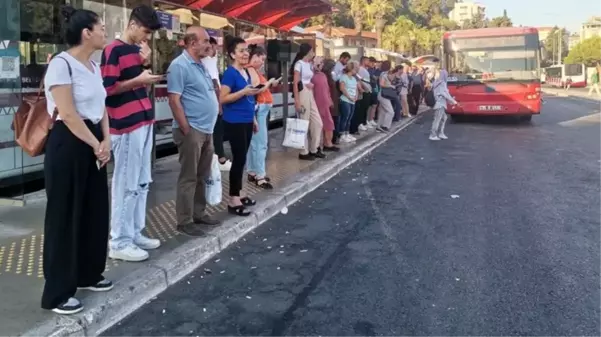 İzmir'deki grevde 2. gün: Duraklar doldu taştı, trafik felç oldu