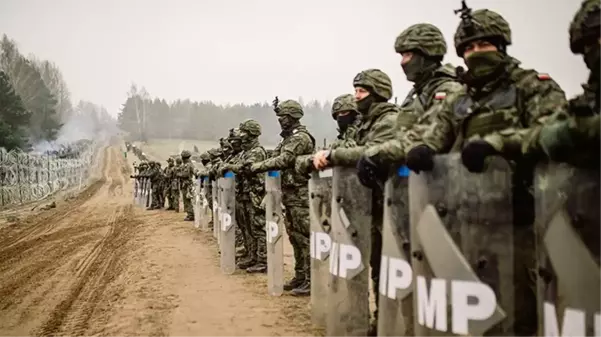 Polonya, Belarus sınırındaki asker sayısını artırarak savaş helikopteri dahil ilave güçler konuşlandırıyor