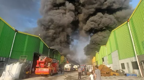 Adana'da geri dönüşüm fabrikasında çıkan yangın karşısındaki kolonya fabrikasına da sıçradı