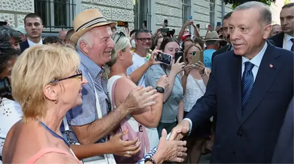 Macar vatandaşlardan Cumhurbaşkanı Erdoğan'a sevgi gösterisi