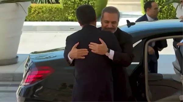 Barzani, Hakan Fidan'ı kapıda kucaklayarak karşıladı