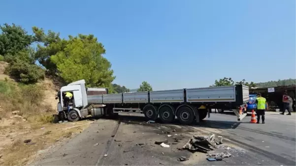 Antalya'da tır ile kamyonet kafa kafaya çarpıştı: 2 kişi öldü, 1 kişi yaralandı