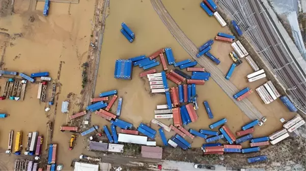 Halkalı Tren Garı, sağanak yağış sonrası göle döndü