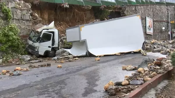 İstanbul'da sel sonrası çöken duvar, kamyoneti ikiye böldü