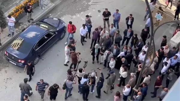 Hakkari'de terör örgütü PKK'ya yönelik operasyonları protesto eden gruba polis müdahale etti