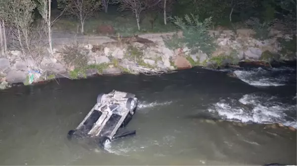 Erzurum'da dereye devrilen otomobilde bulunan 2 kişi öldü, 3 kişi yaralandı