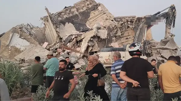 Hatay'da kontrollü yıkılan 8 katlı bina iş makinesinin üzerine devrildi: 1 ölü, 3 işçi enkaz altında