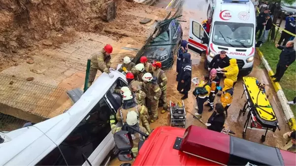 Sağanak bu kez Anadolu yakasını vurdu! İstanbul Pendik'te istinat duvarı işçi servisinin üzerine çöktü