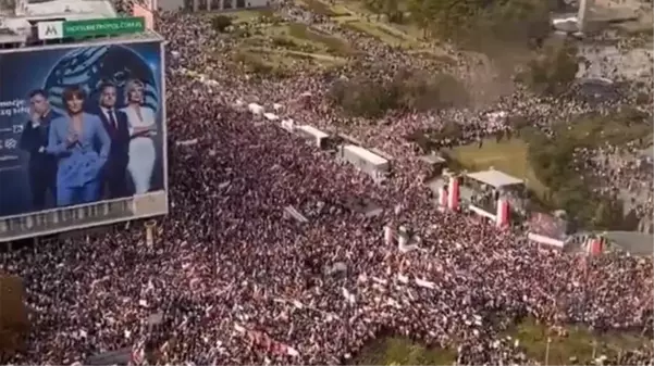 Polonya'da muhalefetin çağrısı karşılık buldu! İktidara karşı 1 milyon kişi sokağa çıktı