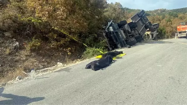 Çorum'da iş makinesi taşıyan tır devrildi: 2 kişi hayatını kaybetti