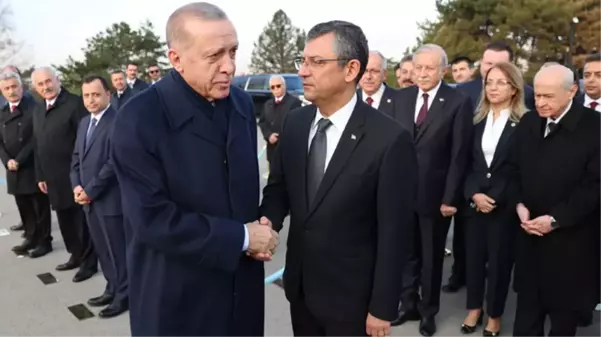 İlk karşılaşma! Cumhurbaşkanı Erdoğan ile CHP lideri Özel Anıtkabir'de tokalaştı