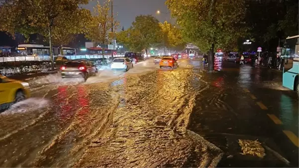 Ankara'da sağanak yağışın ardından cadde ve sokaklar göle döndü