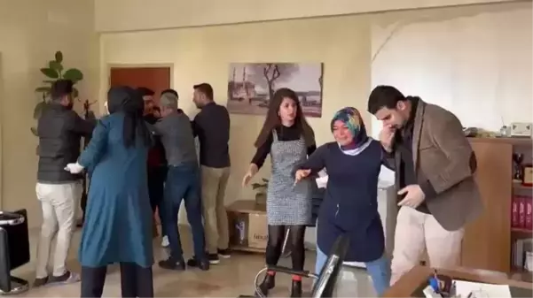 Okulu basan veliler, 3 öğretmeni dövdü