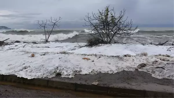 Trabzon fırtınaya teslim! 2 kişi dalgalara kapıldı, ekipler çalışma başlattı