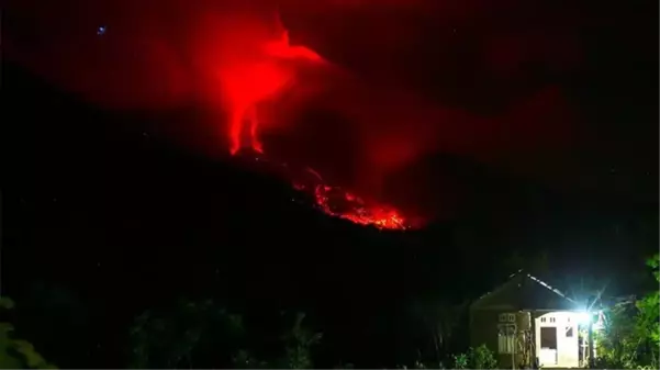 Endonezya'da Merapi Yanardağı patladı