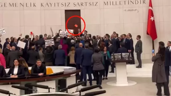 Can Atalay kararına tepki gösteren bazı vekiller kürsüye Anayasa kitapçığı fırlattı